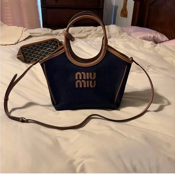 Chic White Saddle Bag with Gold Accents - Picture 2 of 2